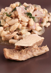 Insalata di fagioli, tonno e cipolla di Tropea