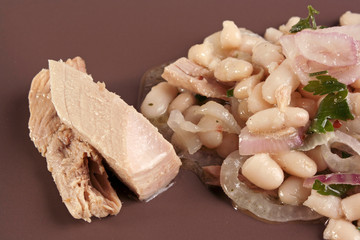 Insalata di fagioli, tonno e cipolla di Tropea