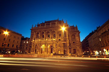 Fototapeta na wymiar Węgierska Opera House w nocy.