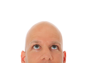 Mann mit Glatze schaut nach oben
