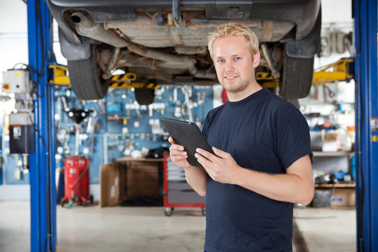 Mechanic with digital tablet