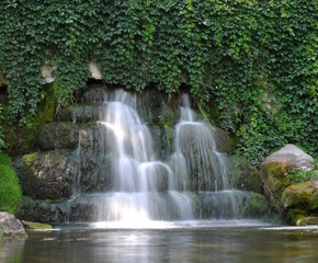 Fototapeta na wymiar Waterfall Alexandria parku Bila Tserkva