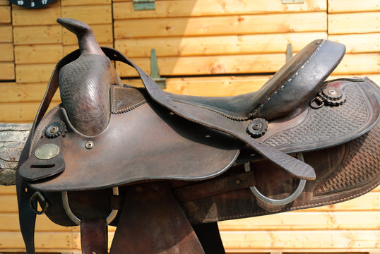 sella da cavallo con segni di usura