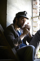 obdachloser junger mann