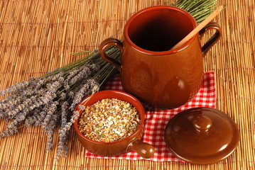 TEGAME CON LEGUMIE PENTOLA DI CERAMICA