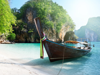 Fototapeta na wymiar long boat at island in Thailand