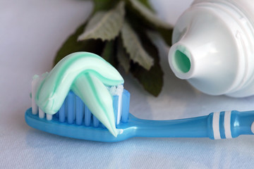 Zahnbürste und Zahncreme
