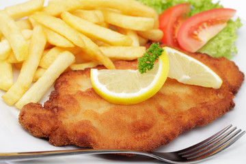 Schweineschnitzel Wiener Art mit Pommes frites