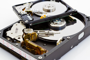 detail comparison of  an open 2.5 and 3.5 disk drive