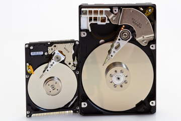 comparison of the size of an open 2.5 and 3.5 disk drive
