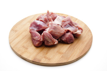 Rohes Gulasch auf Schneidebrett
