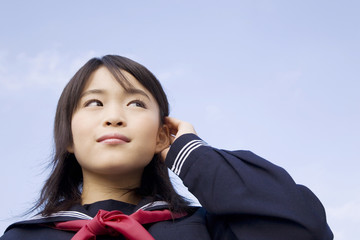 髪を耳にかける女子中学生