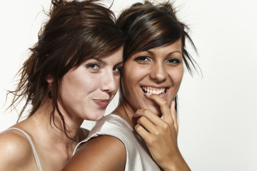 ritratto di due amiche su fondo bianco