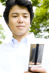 携帯電話でメールをチェックするビジネスマン