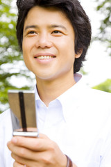 携帯電話でメールをチェックするビジネスマン