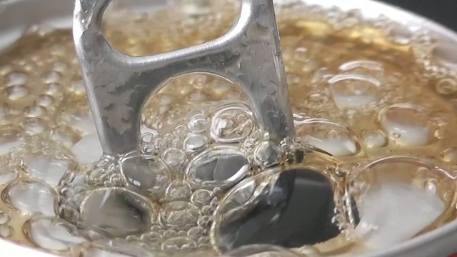 Ouverture d'une canette de soda