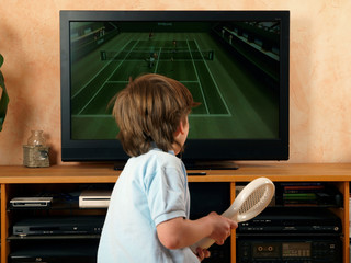 Kind Konsole spielend © maggiw