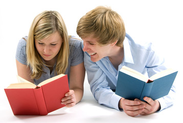 junges Paar liest Bücher