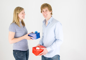 junges Paar mit Geschenken