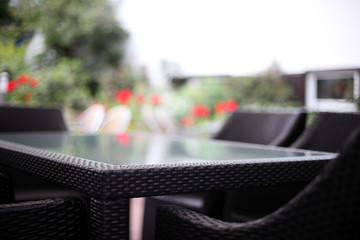 Gartenmöbel auf der Terasse