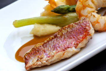 Gastronomie, cuisine, restaurant, poisson, rouget, plat
