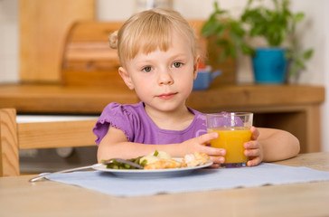 Obraz na płótnie Canvas little girl eating lunch
