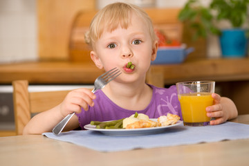 little girl eating lunch