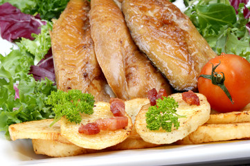geräucherte Makrelenfilets mit Bratkartoffeln und Tomate