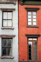 Fototapeta na wymiar okna z kolorowych domów