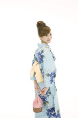 巾着袋を持って振り返る浴衣女性
