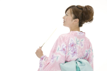 団扇で扇ぐ浴衣女性