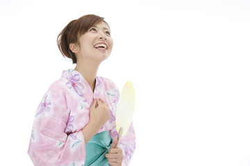 団扇で扇ぐ浴衣女性