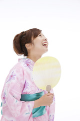 団扇で扇ぐ浴衣女性
