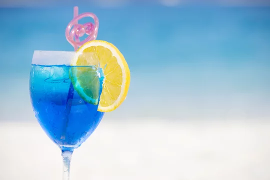 浜辺に置かれたトロピカルジュース Stock Photo Adobe Stock