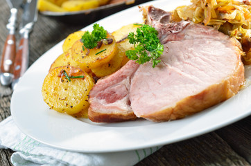 Schweinerippchen mit Kraut und Bratkartoffeln