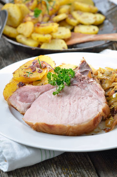 Ripperl mit Bayerischkraut und Bratkartoffeln