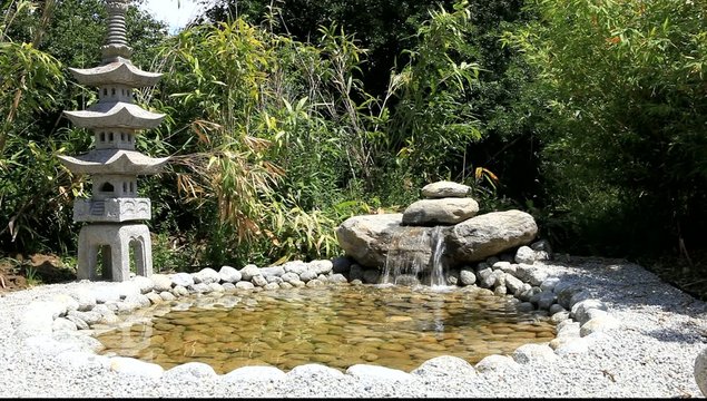 fontaine sur bassin de jardin aquatique japonais