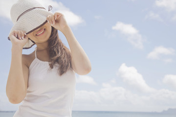 Fototapeta premium 帽子の鍔で目を隠す女性