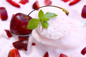 Eiscreme mit Kirschen