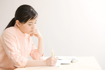 塾で勉強している女の子