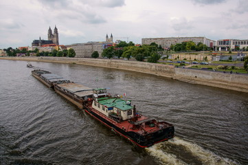 Fototapeta premium Schubeinheit auf der Elbe in Magdeburg