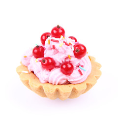Tartlet with whipped cream, red currants and sprinkles