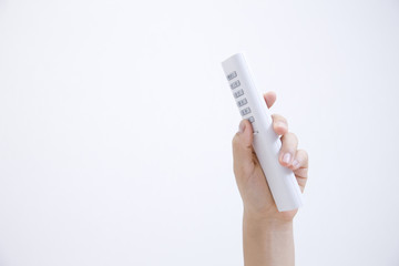 部屋の電気を消す女性の手元