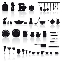 set di utensili e attrezzi da cucina: piatti, bicchieri e posate