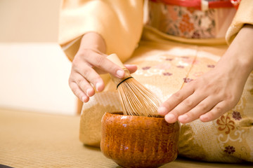 お茶を立てる女性の手元