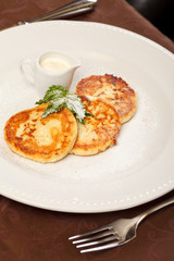 Cheese pancakes with sour cream