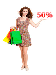 Frau zeigt 50% Angebot