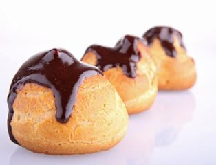 profiterole au chocolat sur fond blanc