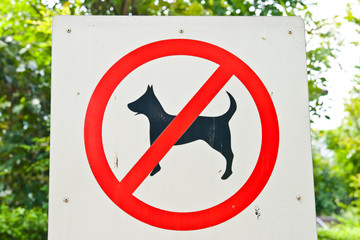 a dog doesn't walk here sign in the park