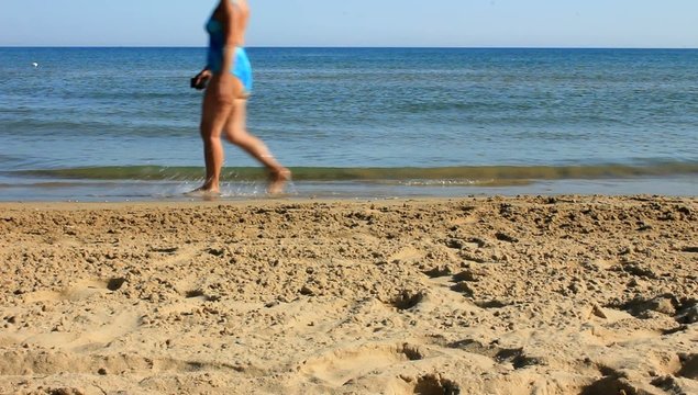 Passegiata sulla battigia